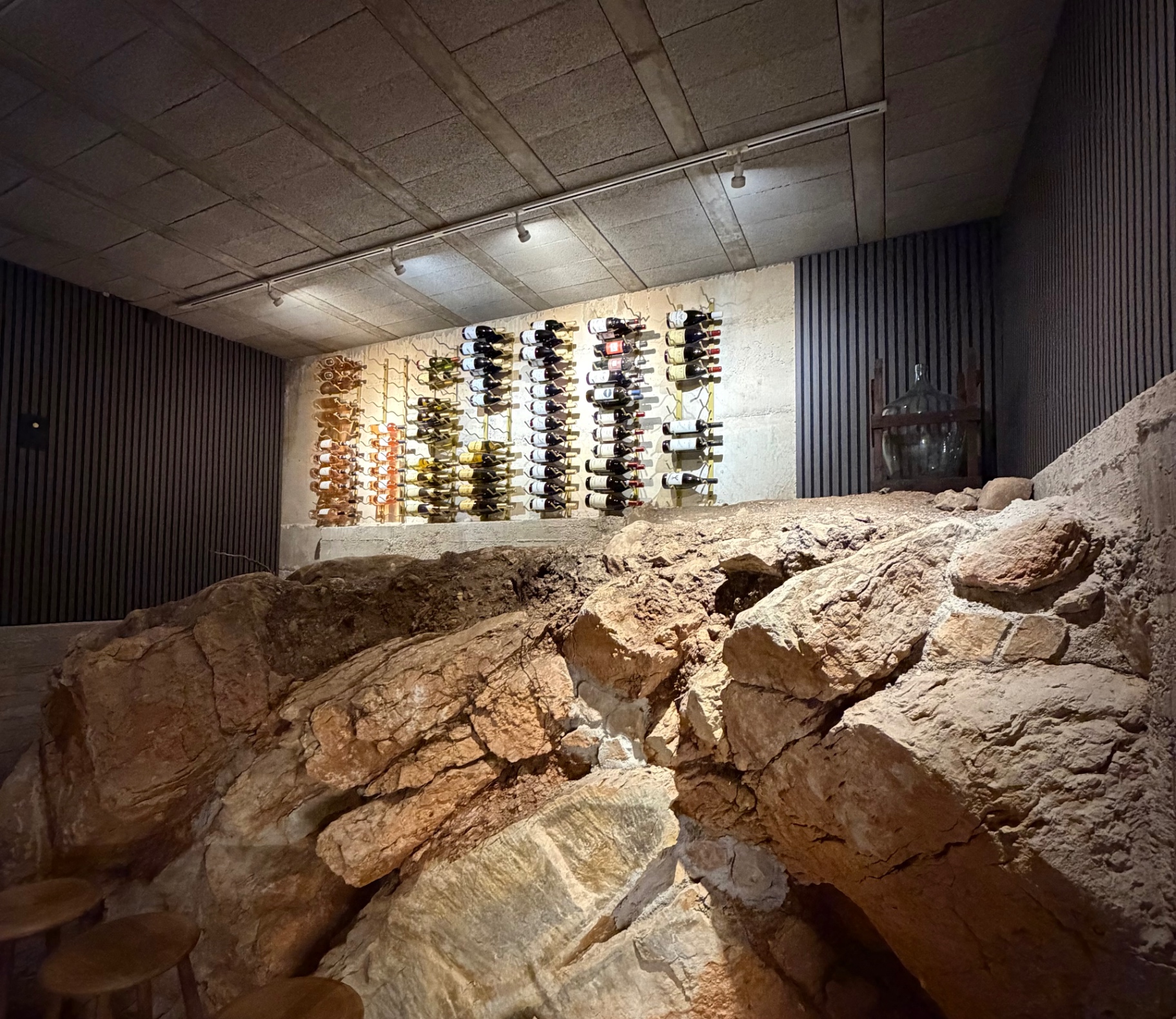 La Cave — vinkælderen i klippen